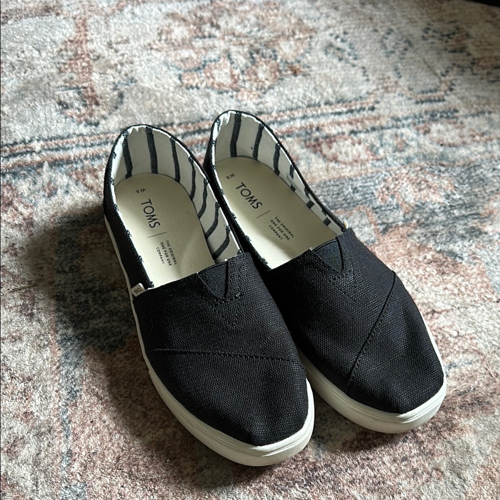 Women’s black size 8 toms